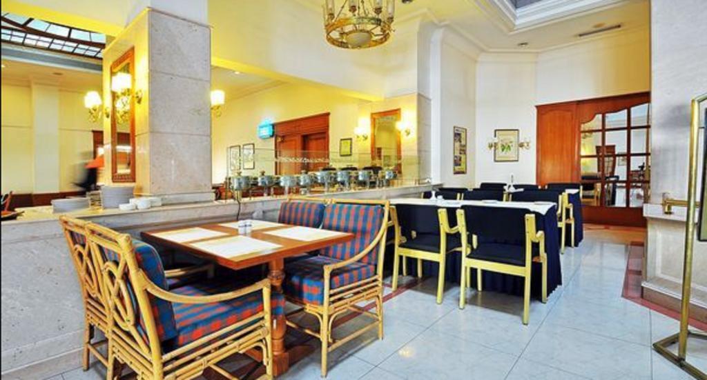 Abad Atrium Hotel Kochi Exterior foto