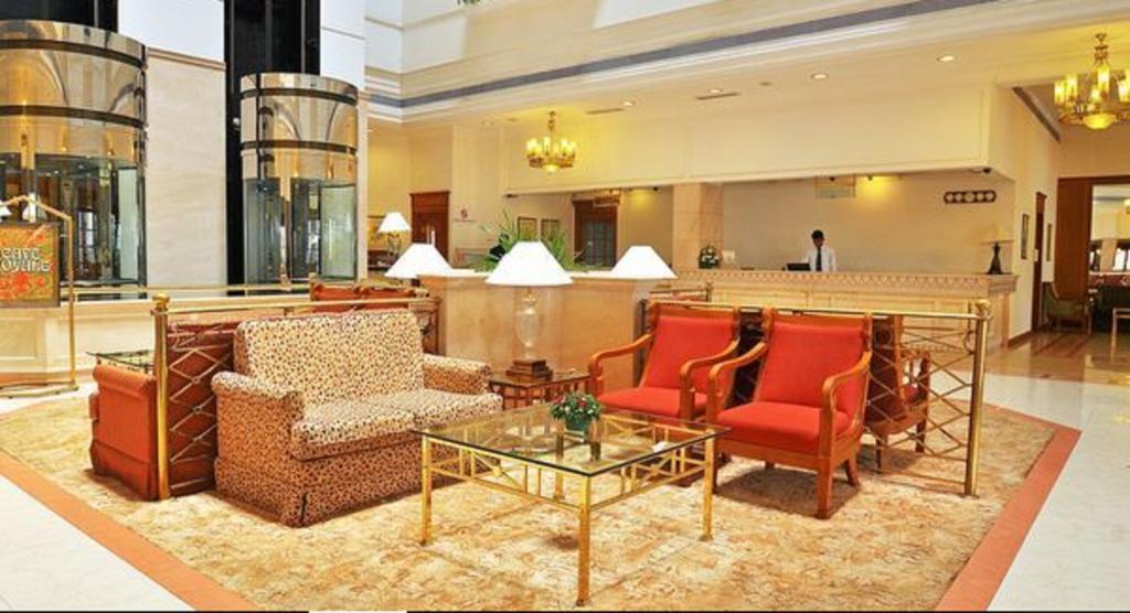 Abad Atrium Hotel Kochi Exterior foto