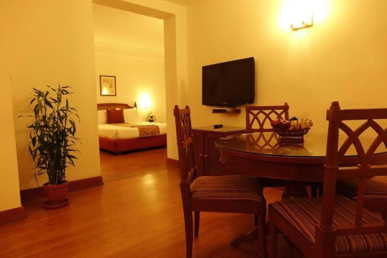 Abad Atrium Hotel Kochi Exterior foto