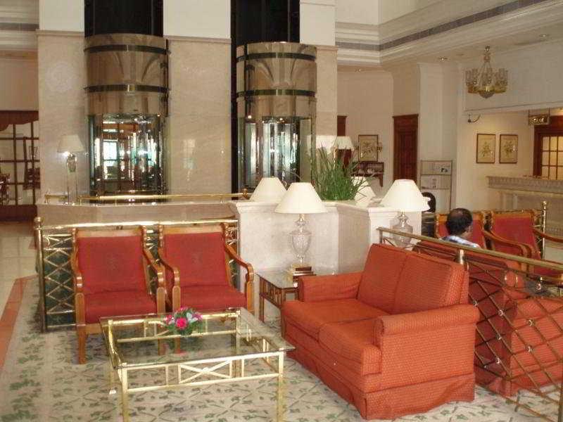 Abad Atrium Hotel Kochi Exterior foto