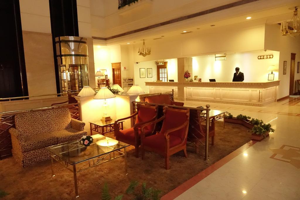 Abad Atrium Hotel Kochi Exterior foto