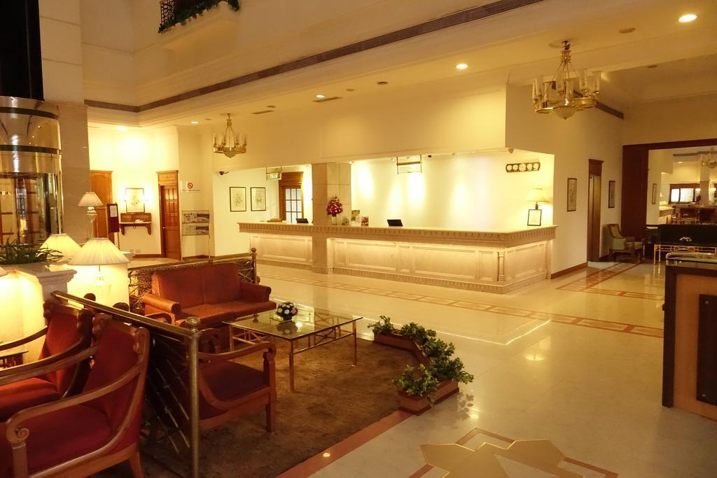Abad Atrium Hotel Kochi Exterior foto