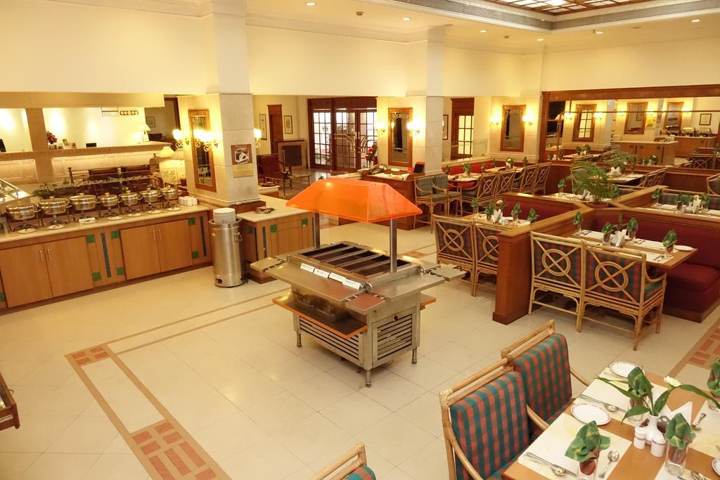 Abad Atrium Hotel Kochi Exterior foto