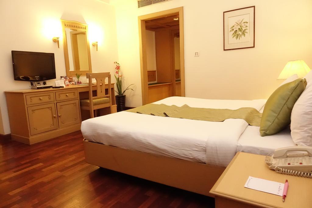 Abad Atrium Hotel Kochi Exterior foto