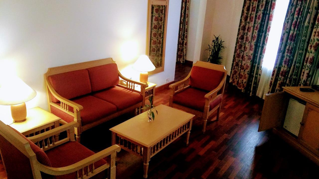 Abad Atrium Hotel Kochi Exterior foto