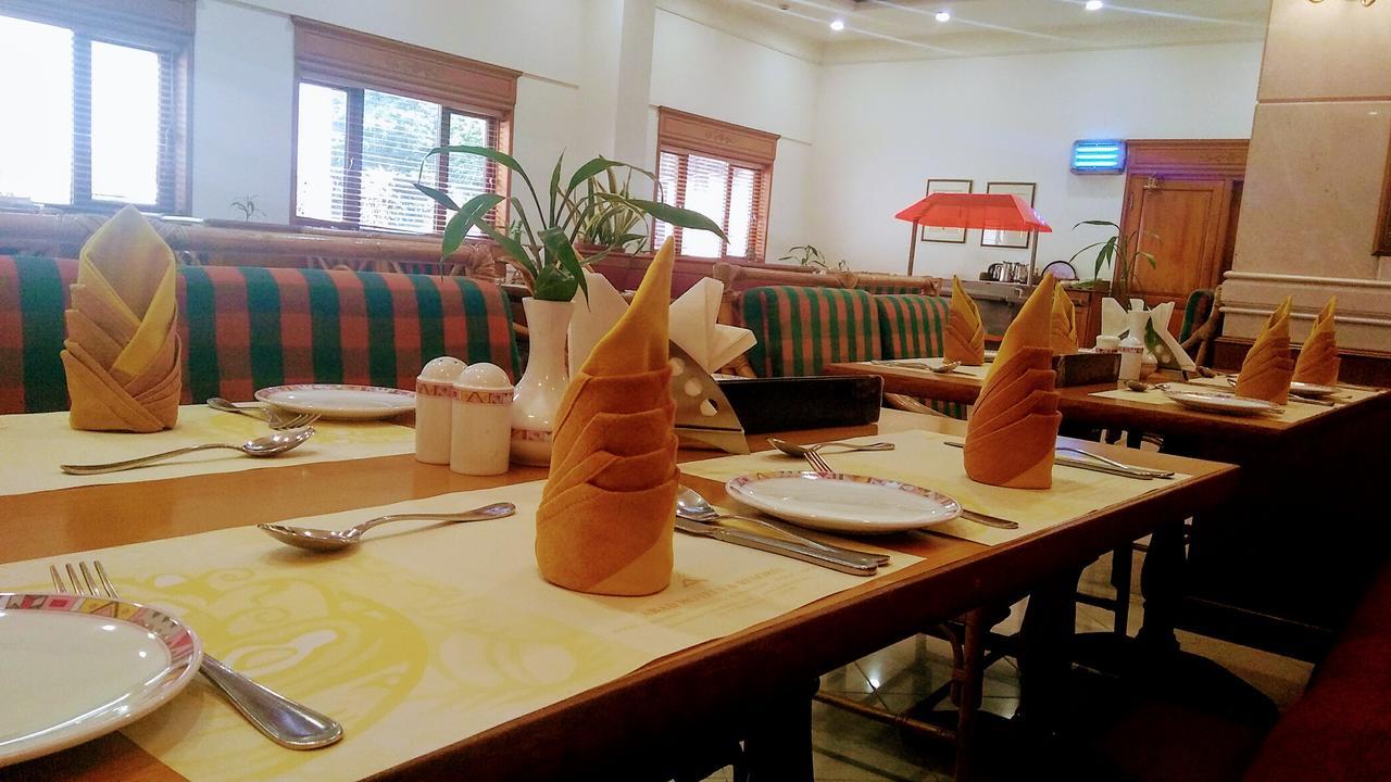 Abad Atrium Hotel Kochi Exterior foto