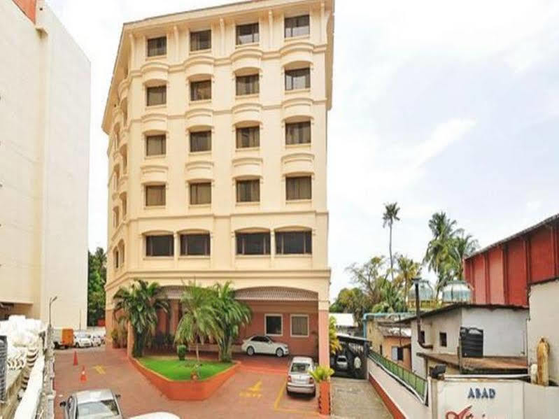 Abad Atrium Hotel Kochi Exterior foto