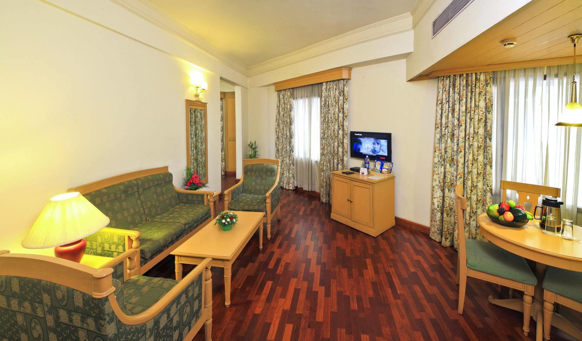 Abad Atrium Hotel Kochi Exterior foto