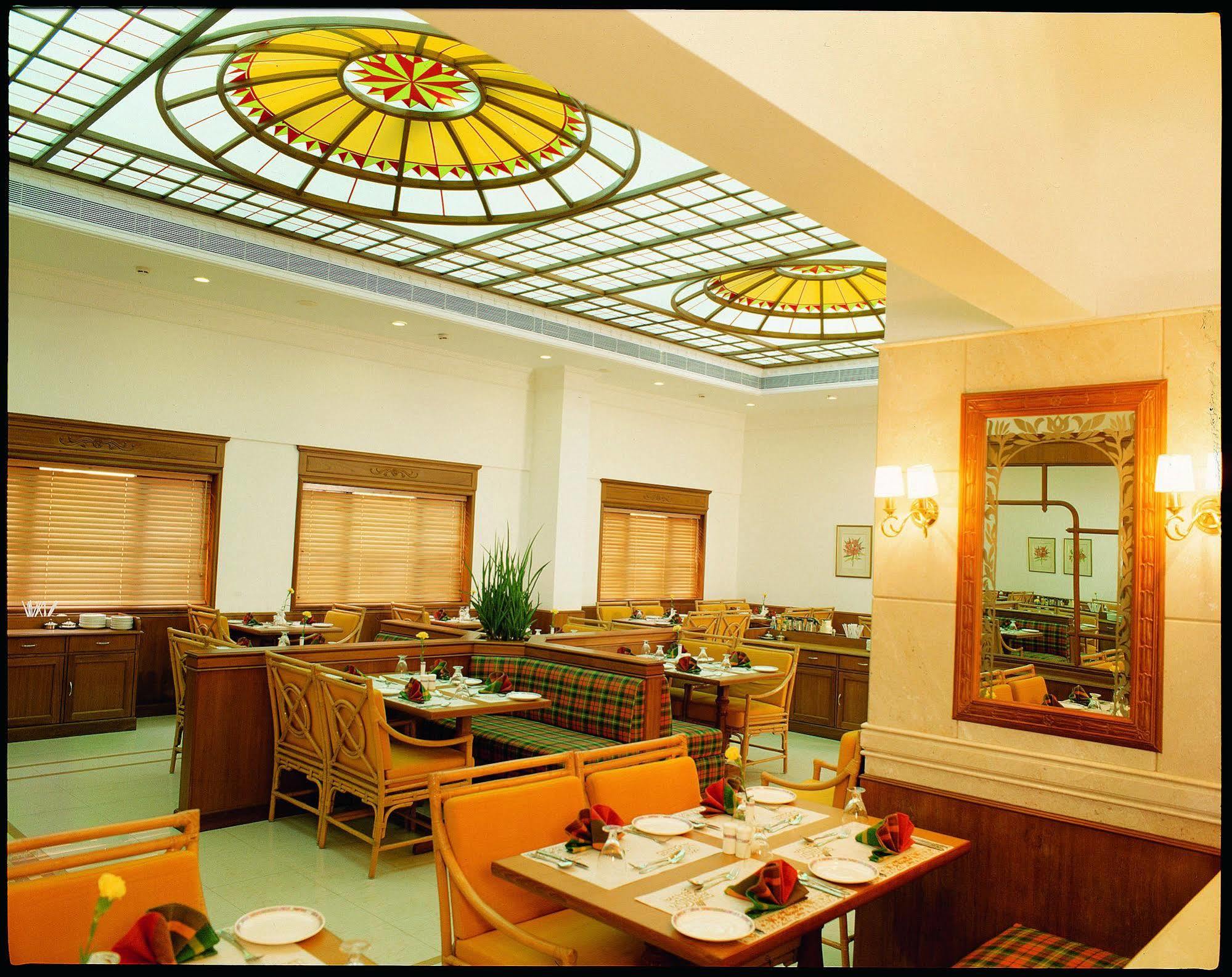 Abad Atrium Hotel Kochi Exterior foto