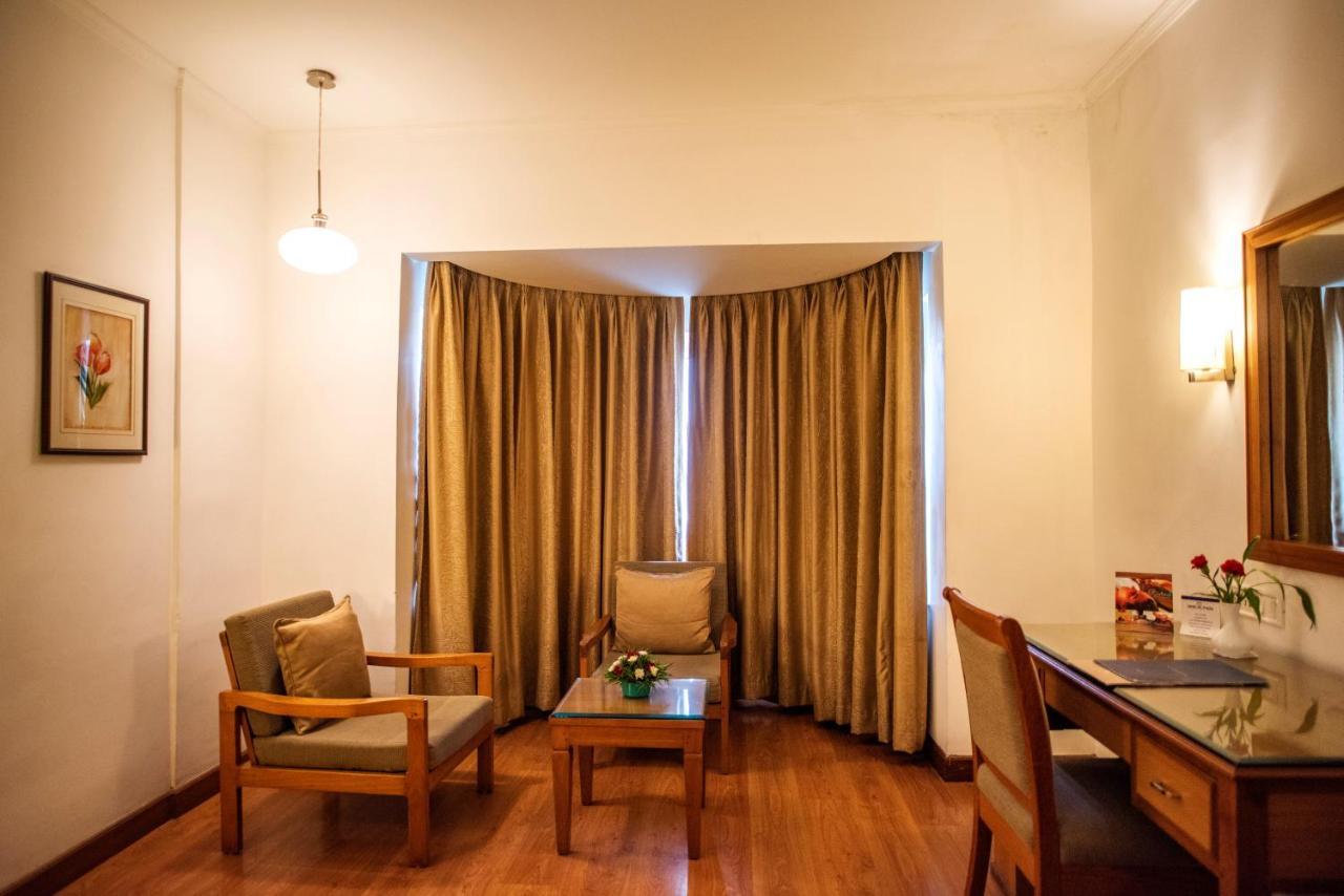 Abad Atrium Hotel Kochi Exterior foto